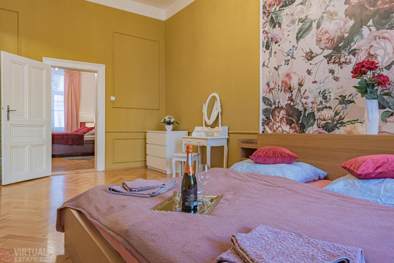 Colorful Wenceslas Square Apartment Πράγα Εξωτερικό φωτογραφία